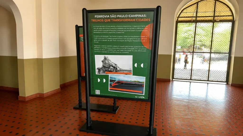 Linha 7-Rubi Vira Exposição Gratuita Em Franco Da Rocha Com Imagens Históricas Da Ferrovia 1 Painel Da Exposição História Ferroviária Da Linha 7-Rubi Instalado Em Área Interna Da Estação Franco Da Rocha, Com Imagens De Trem Antigo E Moderno Em Destaque.