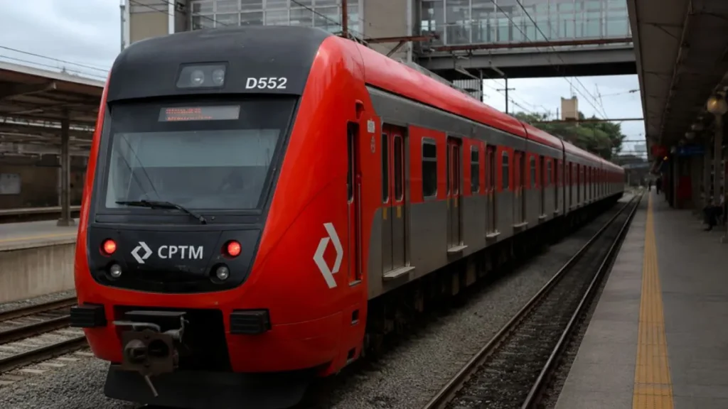 Falha Na Linha 10-Turquesa Muda Rotina De Passageiros E Afeta Viagens Na Grande São Paulo 2 Trem Vermelho E Cinza Da Cptm Parado Em Estação, Com Plataforma Lateral, Trilhos, Rede Aérea E Passarela Ao Fundo.