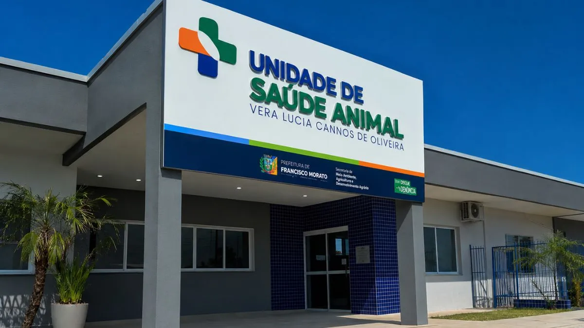 Fachada editada da Unidade de Saúde Animal Vera Lucia Cannos de Oliveira, em Francisco Morato, com placa de identificação do serviço público voltado ao atendimento de cães e gatos.
