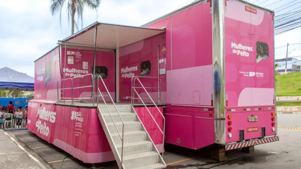 Mamografia Gratuita Em Franco Da Rocha Tem Prazo E Pode Evitar Fila Na Rede Pública 7 Carreta Rosa Do Programa Mulheres De Peito Estacionada Para Atendimento De Mamografia, Com Escada De Acesso E Estrutura Móvel Montada Ao Lado.