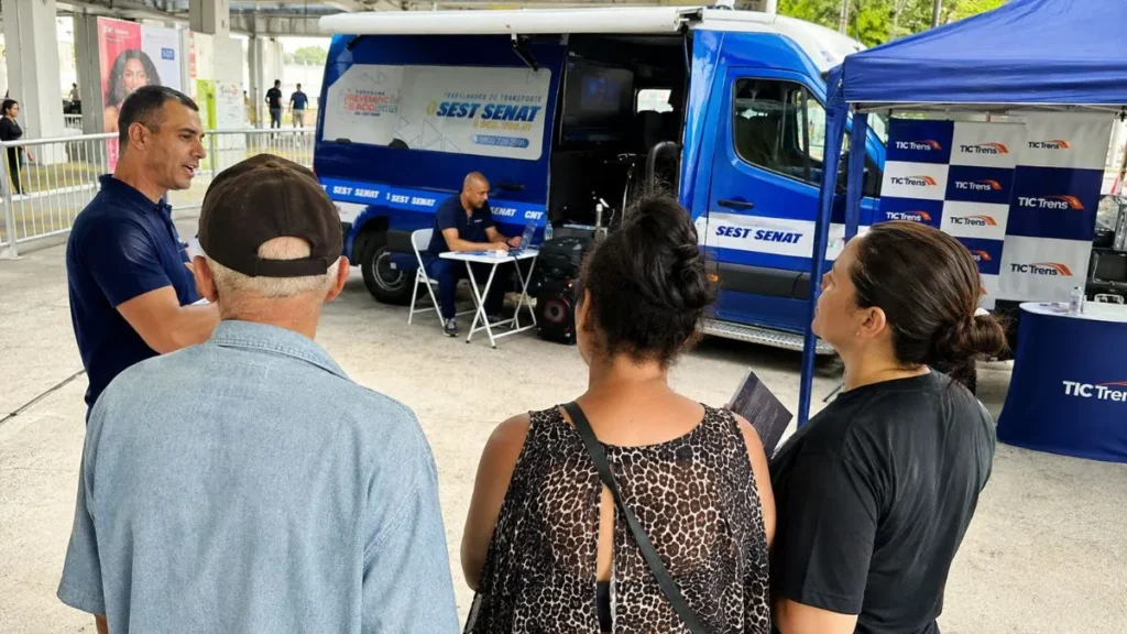 Linha 7-Rubi Terá Ação Gratuita De Cultura, Saúde E Cidadania Em Franco E Morato 1 Passageiros Acompanham Orientação Do Sest Senat Durante Ação Gratuita Em Estação Da Linha 7-Rubi.