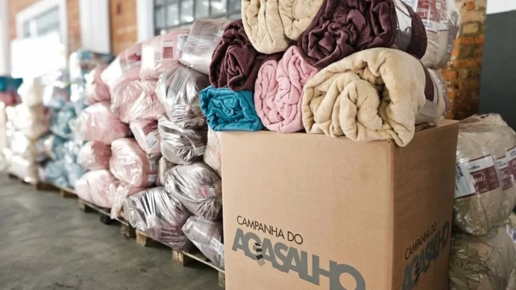 Cobertores Arrecadados Para A Campanha Do Agasalho Em Caixa De Coleta E Pacotes Organizados Para Distribuição.