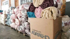 Cobertores Arrecadados Para A Campanha Do Agasalho Em Caixa De Coleta E Pacotes Organizados Para Distribuição.