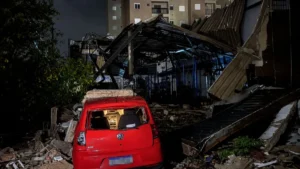 Estrutura Destruída E Carro Danificado Após Temporal Em Ribeirão Preto