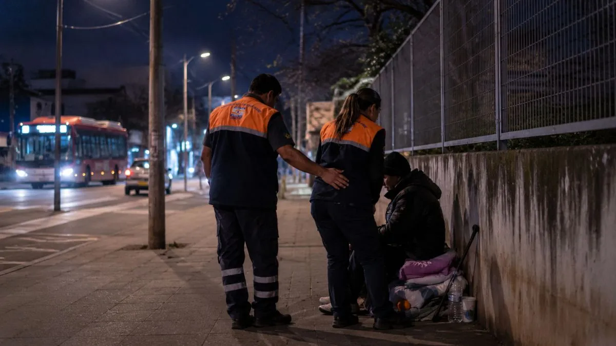 Equipe de assistência social conversa com pessoa em situação de rua durante noite fria em Cajamar.