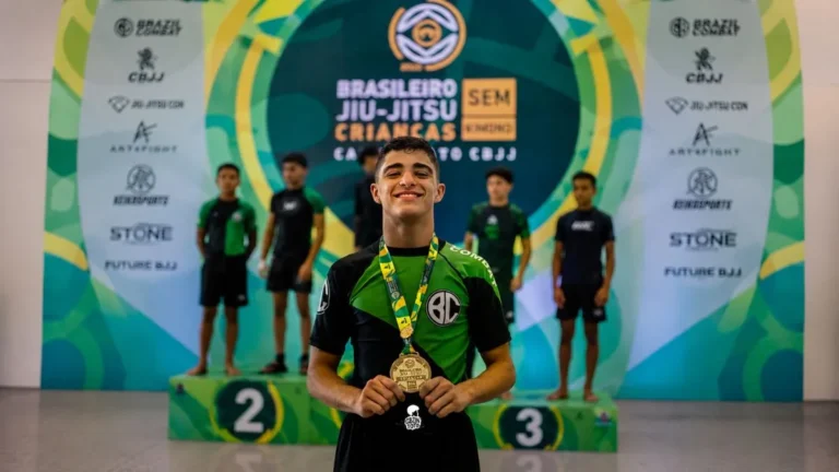 Atleta De Jiu-Jítsu De Caieiras Segura Medalha Em Frente Ao Pódio Após Conquista No Campeonato Brasileiro.