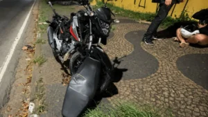 Motocicleta Danificada Após Colisão Com Caminhonete Em Avenida De Campinas