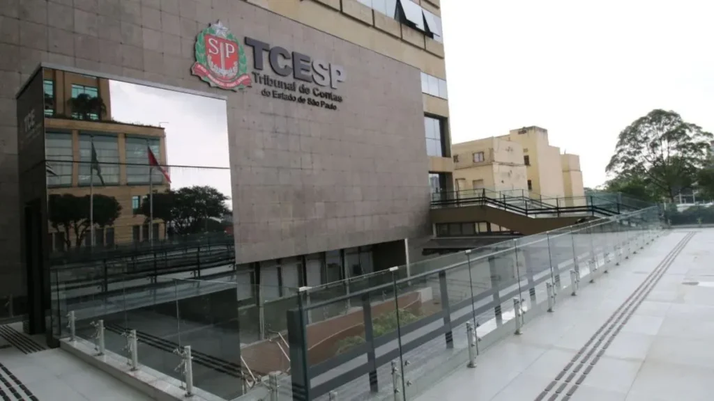 Prefeitura De Caieiras Empilha Contratos Na Mira Do Tribunal De Contas 4 Fachada Do Tribunal De Contas Do Estado De São Paulo Com Identificação Do Tcesp E Área Externa Do Prédio.
