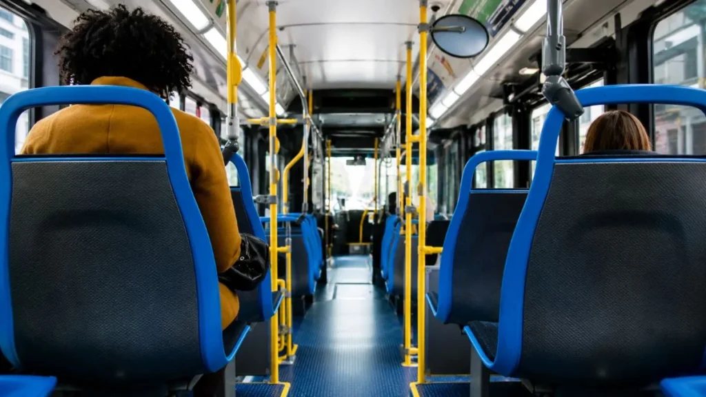 Caieiras E Franco Terão Dez Novos Ônibus Com Ar-Condicionado E Acessibilidade 1 Interior De Ônibus Moderno Com Passageiros E Recursos De Acessibilidade Visíveis.