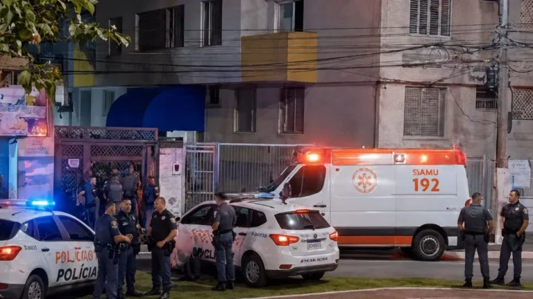 Viaturas Da Polícia Militar E Ambulância Do Samu Em Frente A Prédio Na Cidade Ocian, Em Praia Grande, Onde Uma Menina De 9 Anos Morreu Após Uma Queda.