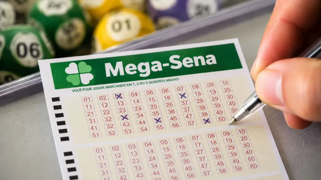 Volante Da Mega-Sena Sendo Preenchido Com Uma Caneta, Com Números Marcados E Bolas De Sorteio Ao Fundo.