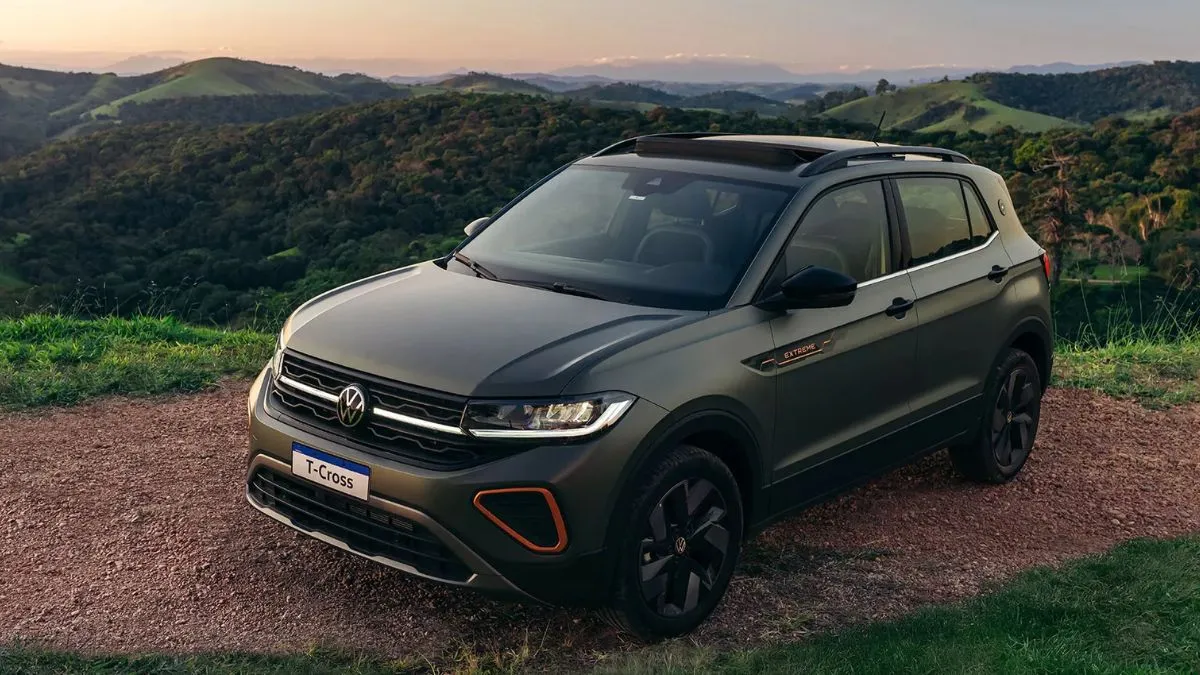 Volkswagen T-Cross Extreme estacionado em estrada de terra, com paisagem de montanhas ao fundo