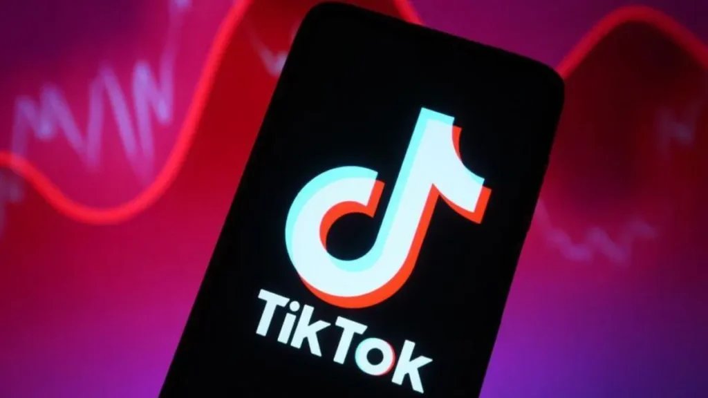 Celular Com Interface Inspirada No Tiktok Diante Da Bandeira Brasileira, Com Símbolos De Proteção De Dados, Justiça E Crianças.
