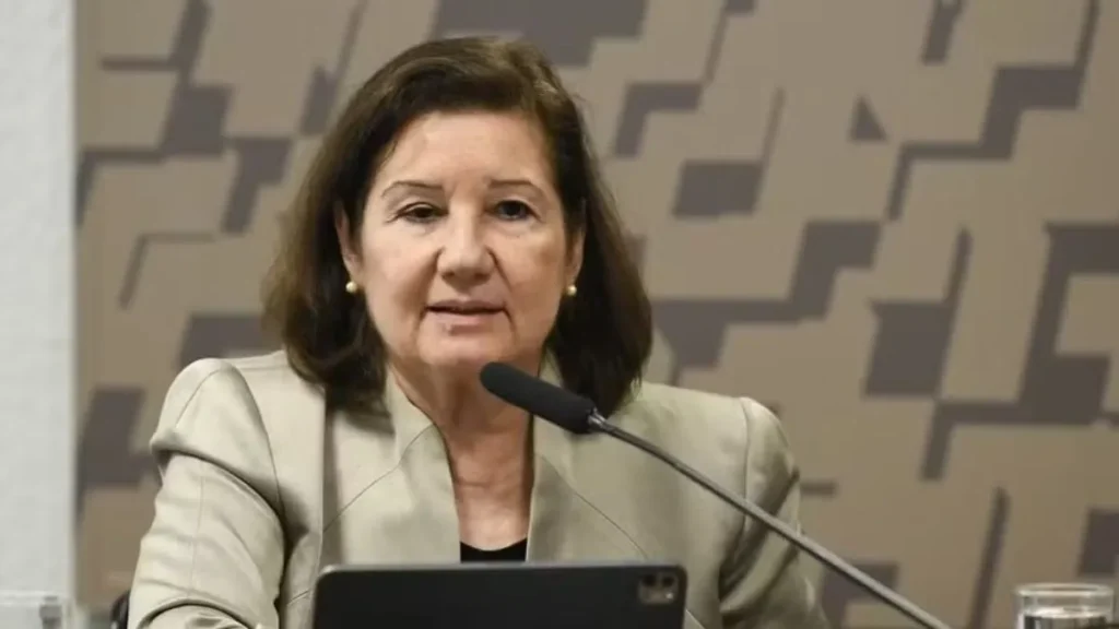 Embaixadora Brasileira Maria Luiza Ribeiro Viotti Durante Reunião Oficial Diante De Microfone E Tablet.
