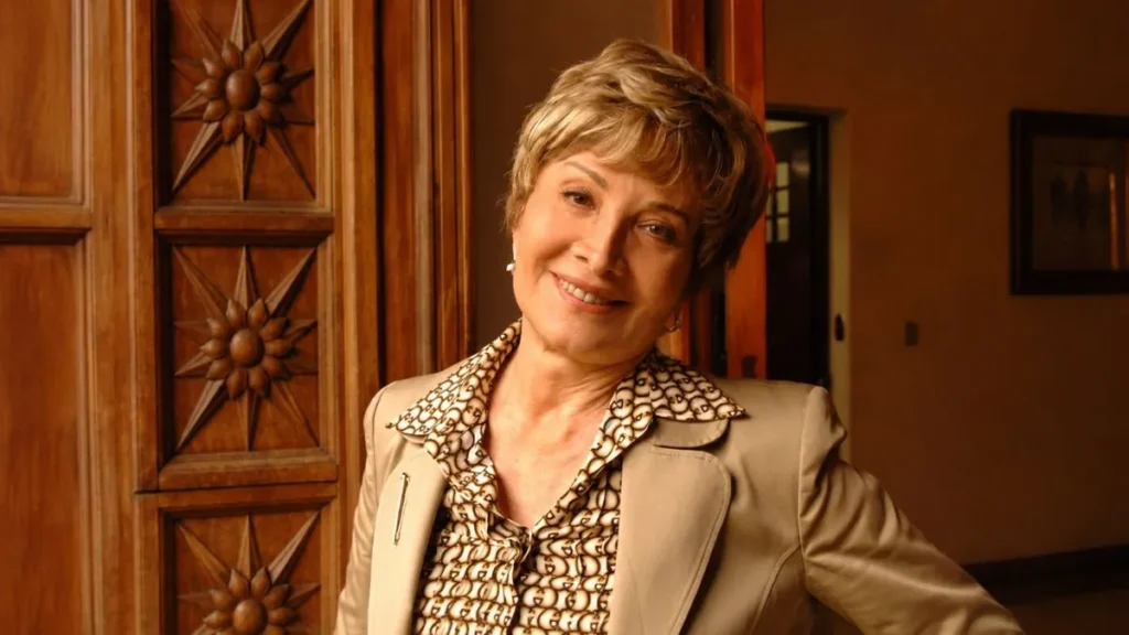 Glória Menezes Posa Sorridente Em Retrato Feito Durante Sua Trajetória Artística.