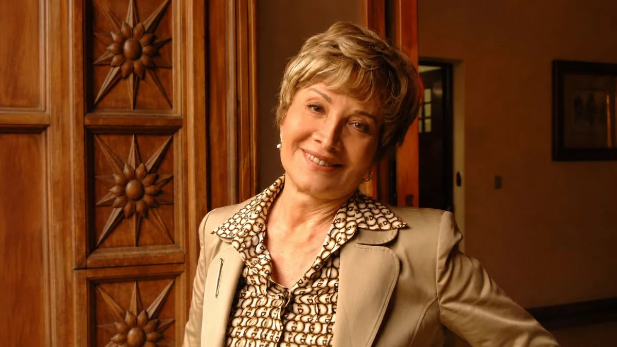 Glória Menezes posa sorridente em retrato feito durante sua trajetória artística.