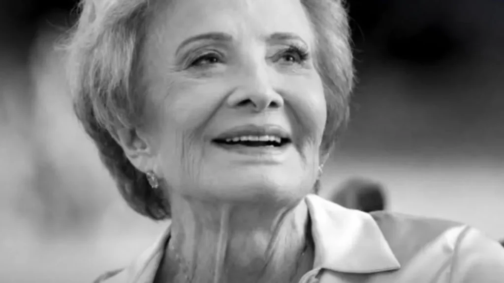 Glória Menezes Morre Aos 91 Anos E Deixa Uma Das Carreiras Mais Marcantes Da Televisão 1 Glória Menezes Em Retrato Em Preto E Branco, Sorrindo Durante Uma Aparição Pública.