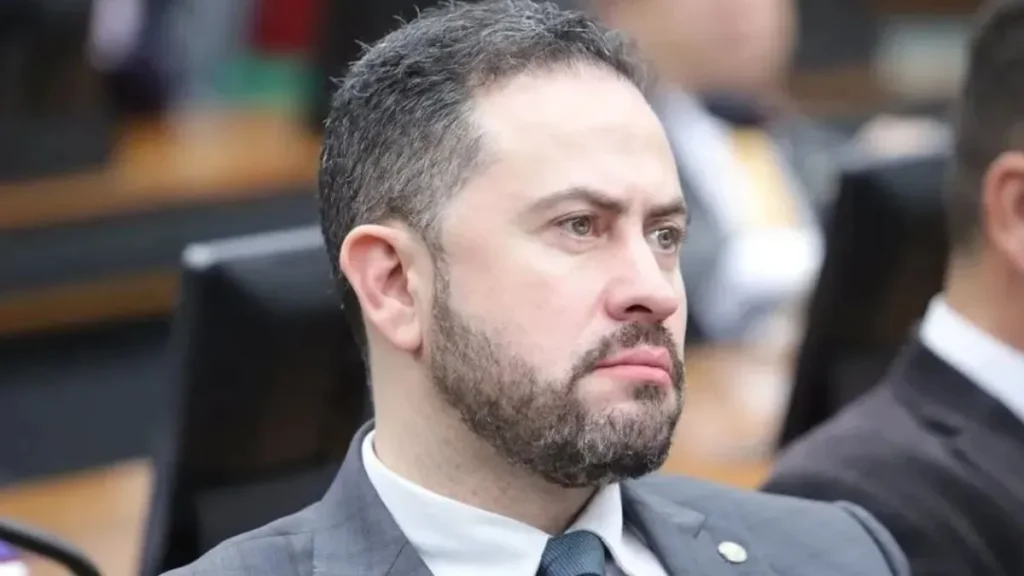 Kiko Celeguim Aparece Sentado Em Sessão Ou Atividade Oficial Na Câmara Dos Deputados.