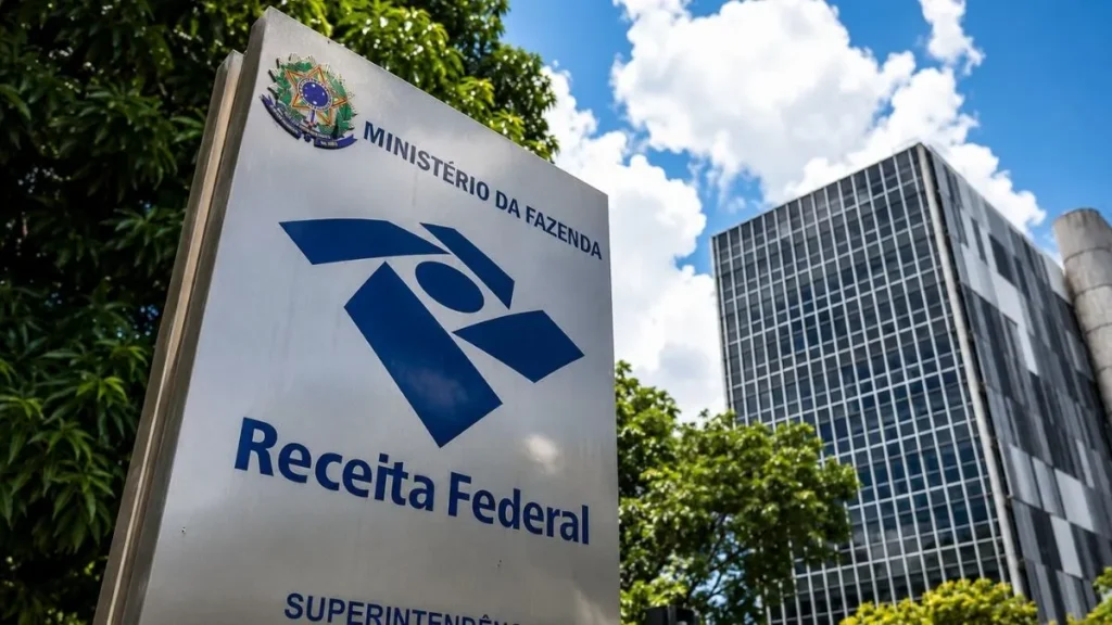 Brasil Prepara Imposto Automático No Pagamento; Veja O Que Muda Para Empresas Em 2027 1 Placa Da Receita Federal Em Frente A Prédio Institucional, Em Imagem Usada Para Ilustrar As Mudanças Do Split Payment Na Reforma Tributária.