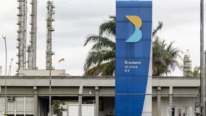 Unidade Industrial Da Braskem Com Placa De Identificação Da Petroquímica Em Frente Às Instalações.