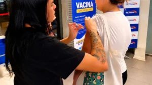 Passageira Recebe Vacina Durante Campanha Realizada Em Estação Da Linha 7-Rubi.