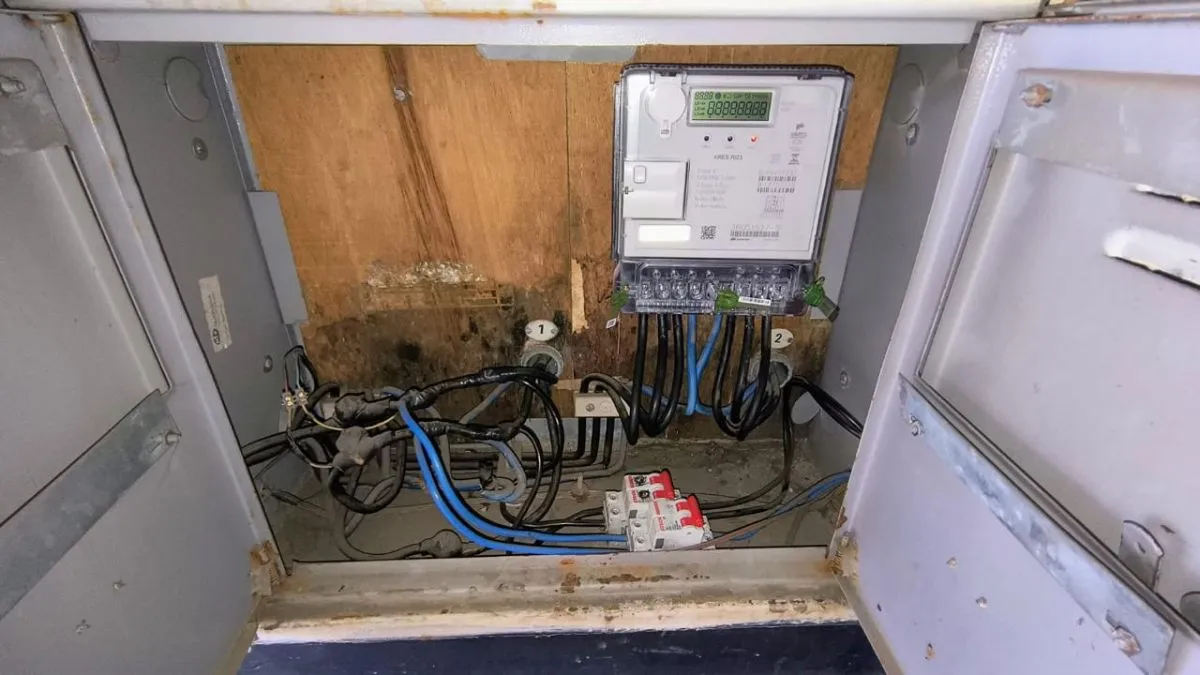 Medidor de energia aberto com fiação exposta em imóvel vistoriado por suspeita de ligação irregular.