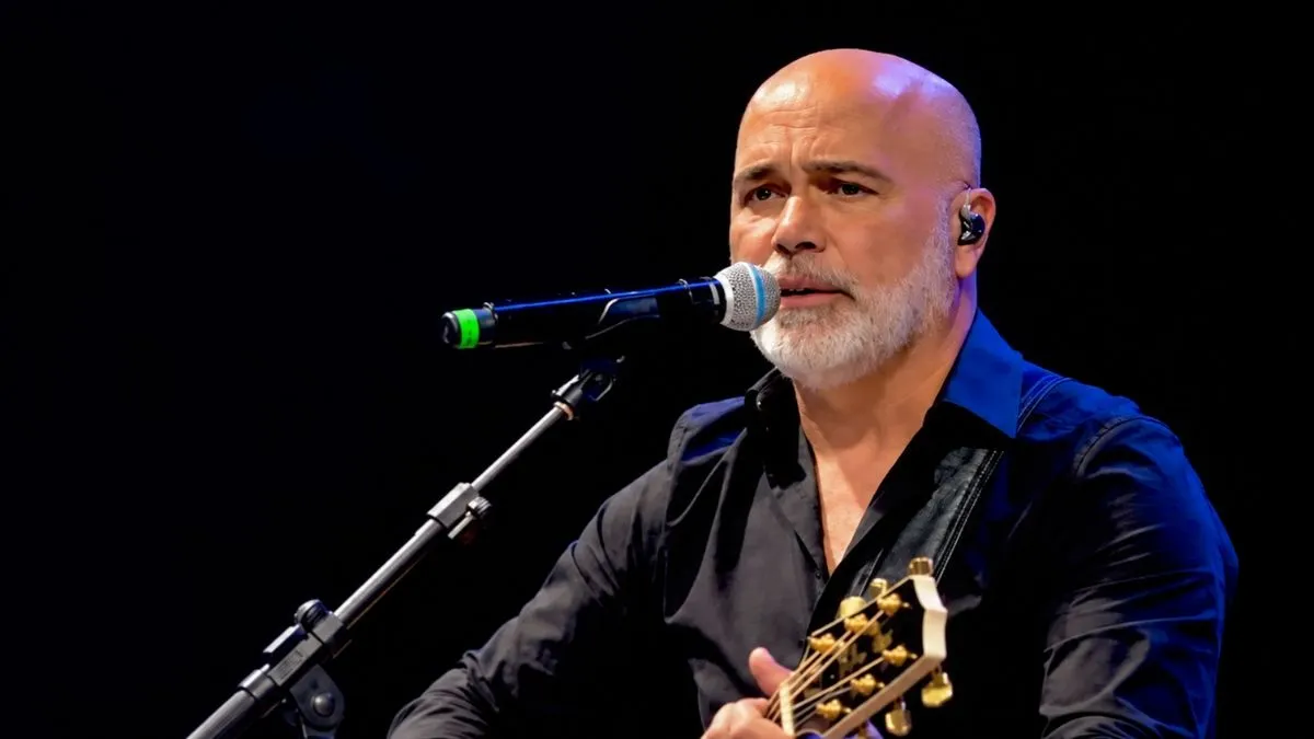 Rick se apresenta no palco com violão e microfone durante show da dupla Rick & Renner