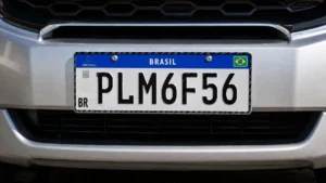 Close Da Parte Dianteira De Um Carro Prata Com Placa Mercosul Em Destaque, Ilustrando O Licenciamento De Veículos Em São Paulo.