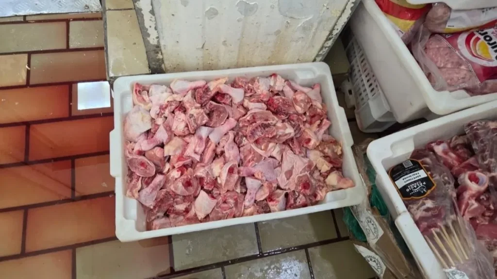 Cortes e partes de carne armazenados em caixas plásticas no açougue fiscalizado no Jardim Morada do Sol, em Indaiatuba.