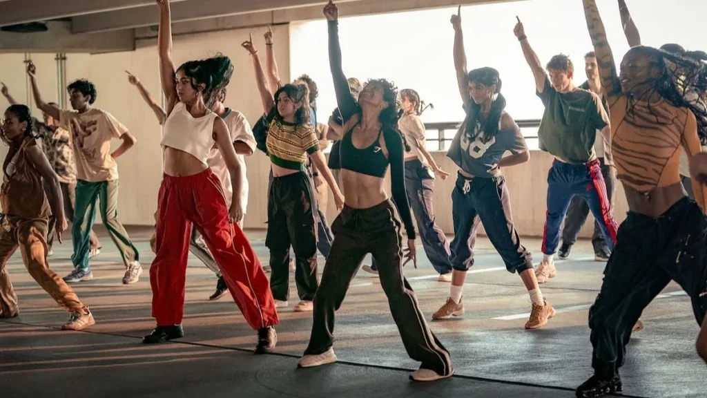 Conforme a Música leva só dois dias para chegar ao nº 1 mundial entre filmes da Netflix 2 Equipe de dança universitária ensaia uma coreografia em cena de Conforme a Música, filme da Netflix estrelado por Maitreyi Ramakrishnan e Priyanka Kedia.