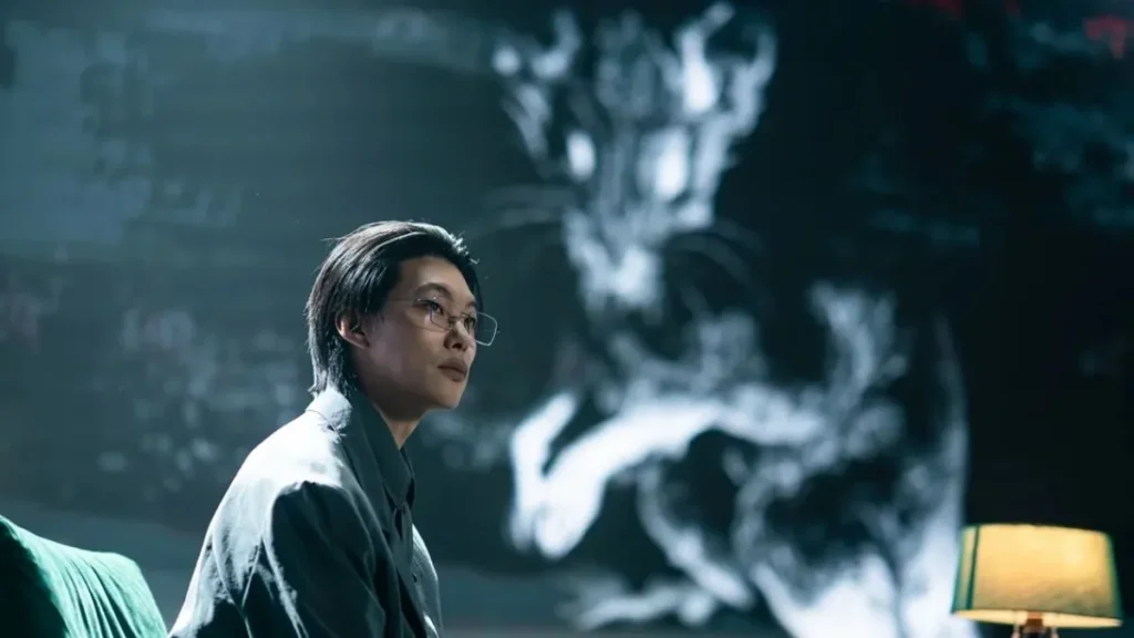Novo Suspense Da Netflix Começa Com Uma Falha Simples No Celular E Vira Um Pesadelo 2 Je Moon-Jae Sentado Diante De Uma Imagem De Rato Em Cena De O Rato, Suspense Sul-Coreano Disponível Na Netflix.