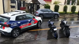 Viatura da Guarda Civil de Indaiatuba ao lado de duas motocicletas recuperadas após perseguição que terminou na Anhanguera, em Cajamar.