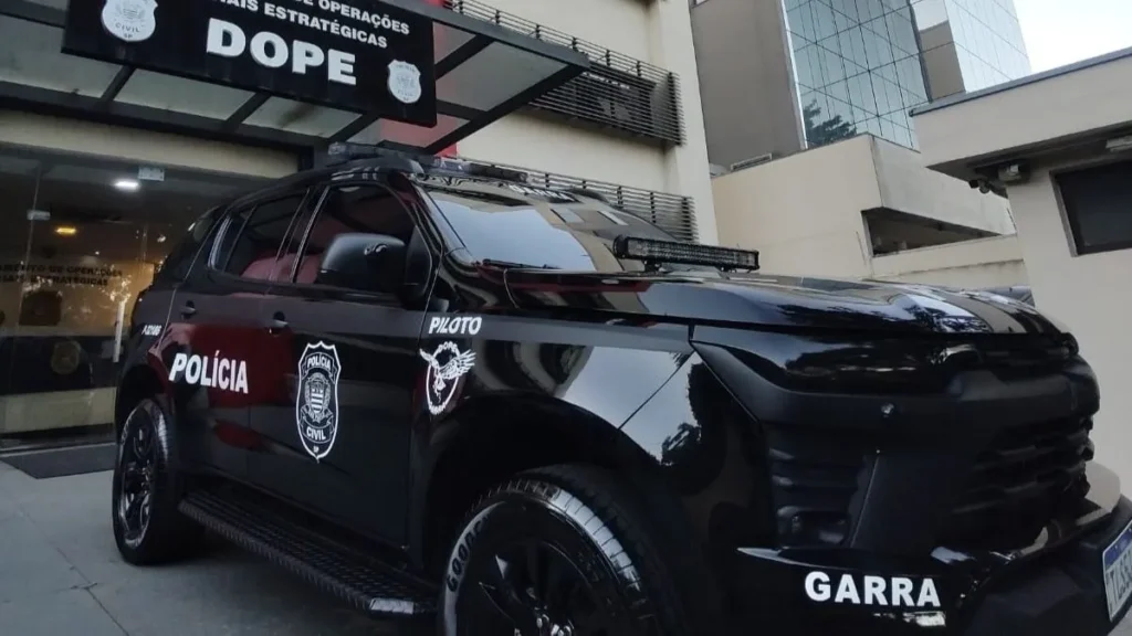 Operação em Cajamar mira golpe do falso leilão que movimentou mais de R$ 2,6 milhões 2 Viatura da Polícia Civil em frente à sede do Departamento de Operações Policiais Estratégicas, o Dope, em São Paulo.