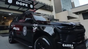 Viatura da Polícia Civil em frente à sede do Departamento de Operações Policiais Estratégicas, o Dope, em São Paulo.