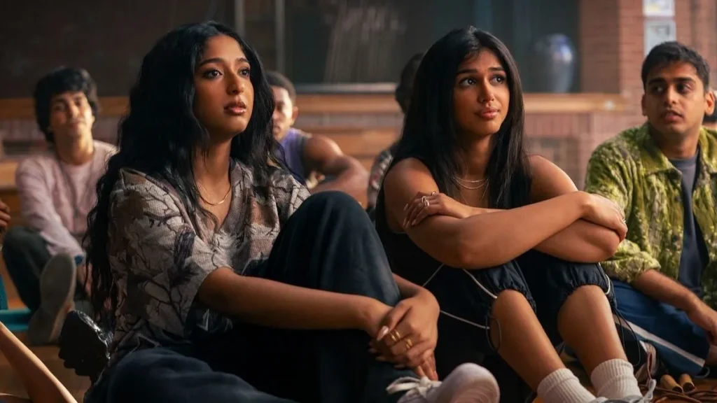 Conforme a Música leva só dois dias para chegar ao nº 1 mundial entre filmes da Netflix 1 Maitreyi Ramakrishnan e Priyanka Kedia aparecem juntas em cena de Conforme a Música, filme da Netflix sobre amizade e competição de dança.