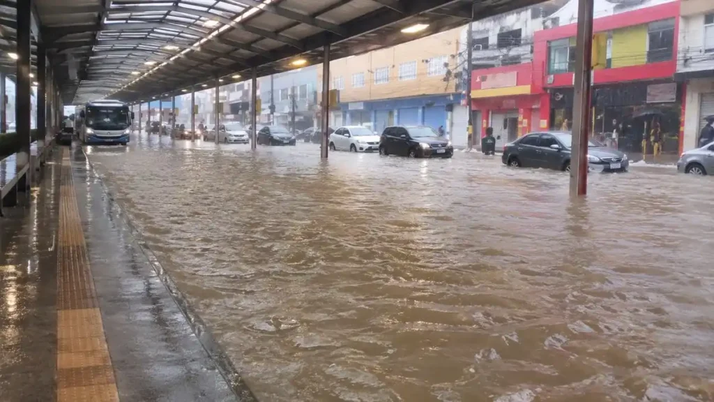 Chuva perde força nesta quinta, mas solo encharcado ainda exige atenção na Grande SP 1 Rua alagada em Franco da Rocha durante chuva forte; mesmo com pouca chuva prevista nesta quinta-feira, a cidade segue em atenção para possíveis alagamentos.