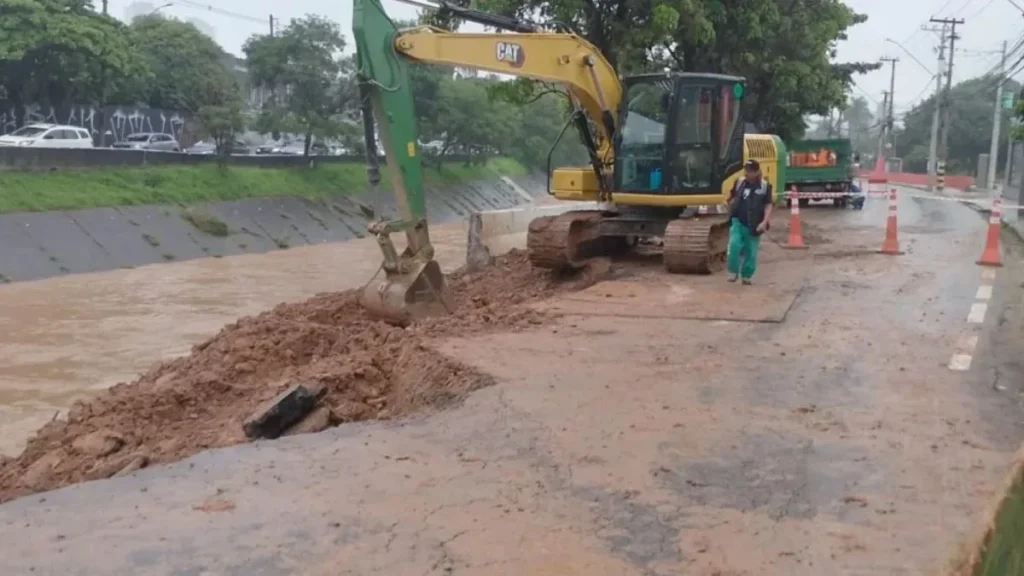Equipes da DAE trabalham na recuperação da Avenida Frederico Ozanam, em Jundiaí, após desmoronamento provocado pelas fortes chuvas (Foto: DAE Jundiaí)