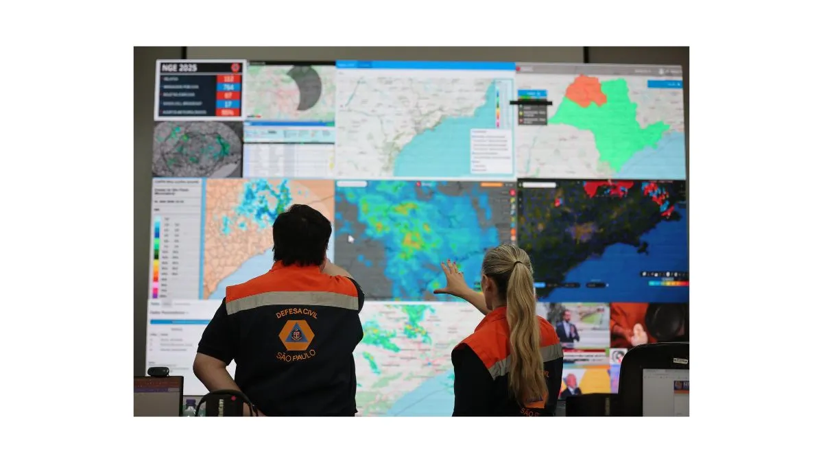 Central de monitoramento meteorológico da Defesa Civil de São Paulo acompanha as condições do tempo e os riscos de chuvas fortes na Região Metropolitana