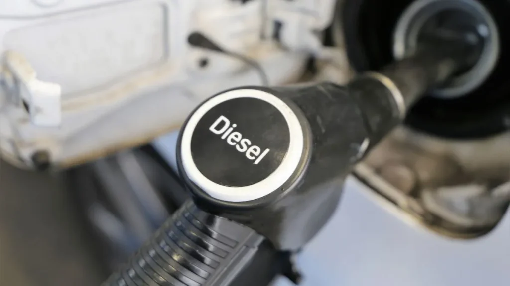 Bico de abastecimento de diesel inserido no tanque de um caminhão, combustível que terá aumento de R$ 0,13 por litro no ICMS a partir de fevereiro de 2027.