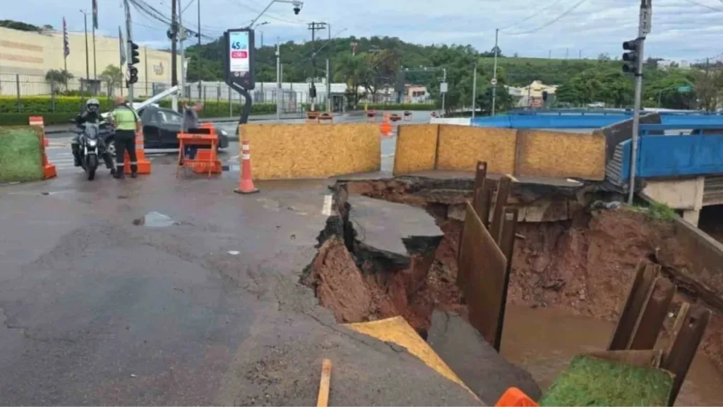 Erosão de grandes proporções compromete parte do asfalto da Avenida Antônio Frederico Ozanam, perto do Maxi Shopping, em Jundiaí, com trecho interditado e sinalizado.