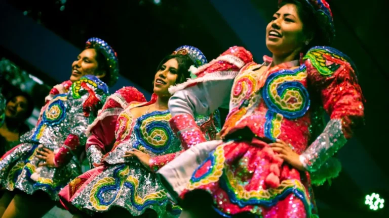 Três dançarinas com trajes tradicionais coloridos e bordados se apresentam durante a Festa do Imigrante, no Museu da Imigração, em São Paulo