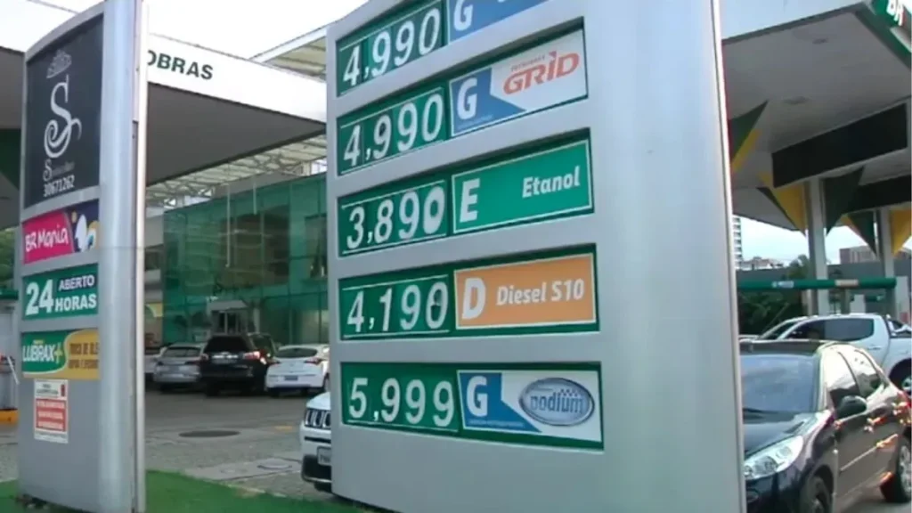 Gasolina Podium em falta: entenda o motivo e o que usar no lugar 1 Painel de preços em posto Petrobras mostra valores de gasolina comum, etanol, diesel S-10 e gasolina Podium, com veículos ao fundo.