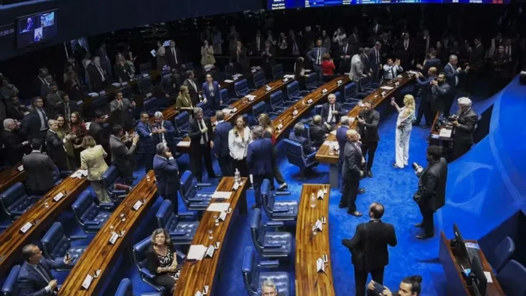 Vista panorâmica do plenário do Senado Federal, em Brasília, com senadores e parlamentares reunidos durante sessão legislativa.