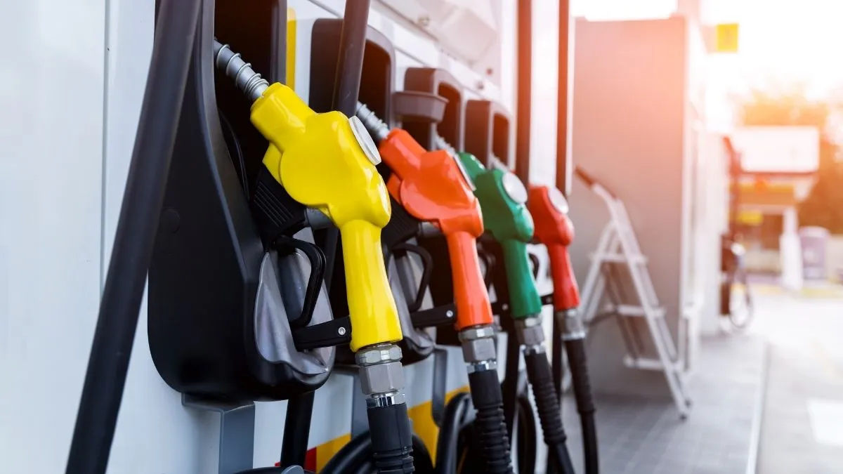 Bicos de abastecimento amarelo, laranja, verde e vermelho em bomba de posto de combustíveis, representando diferentes opções de gasolina e diesel.