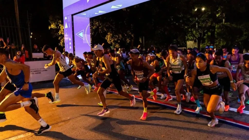 Caieiras terá corrida noturna gratuita de 7 km com atletas de cinco cidades da região 1 Detalhe de corredores com tênis esportivos durante uma corrida de rua.